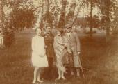 Halina (druga z prawej) na wakacjach w Antonowie, 1928