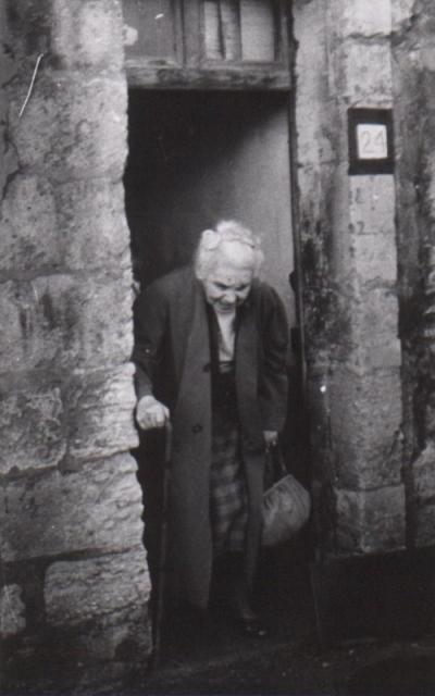 Mela Muter opuszczająca na zawsze dom w Awinionie na Quai de la Ligne 24, w którym na II piętrze miała letnie mieszkanie, 1964