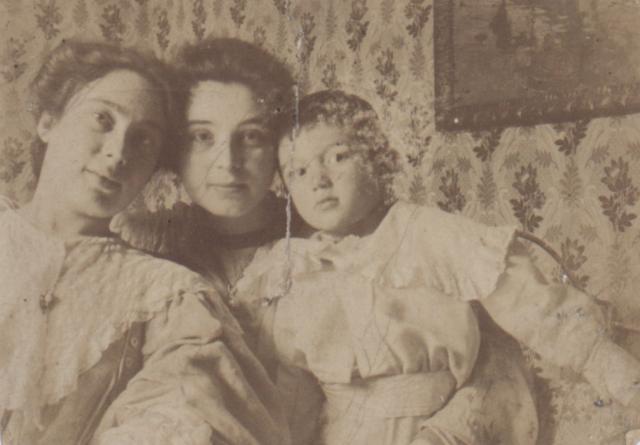 Z siostrą i synem, ok. 1905