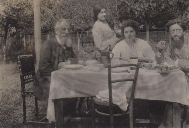 Z ojcem, siostrą, mężem i synem, przed 1907