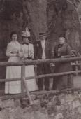 Z rodzicami i siostrą na wakacjach, przed 1908