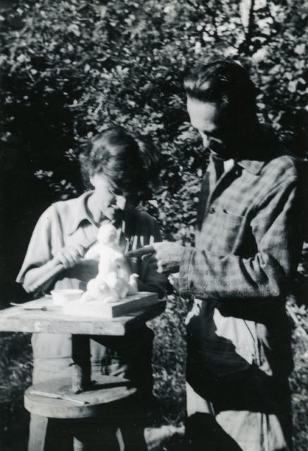 Z Markiem Żuławskim przed pracownią, Londyn ok. 1946