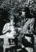 Z Markiem Żuławskim przed pracownią, Londyn ok. 1946