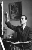W londyńskiej pracowni, ok. 1939. W tle portret Haliny Korn