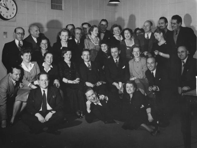 Polska sekcja radia BBC w Londynie, lata 40. Marek Żuławski przedostatni w górnym rzędzie