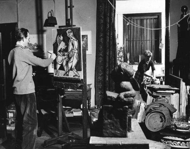 W londyńskiej pracowni na Warwick Avenue z żoną Haliną Korn, 1950